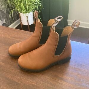 LIKE NEW Blundstone high top Chelsea boots - size 8.5